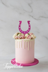 Torten Topper in Hufeisenform – pinkfarbener Glücksbringer Cake Topper auf rosa Drip Cake mit Blumen und Makronen, Design von Topperliebe
