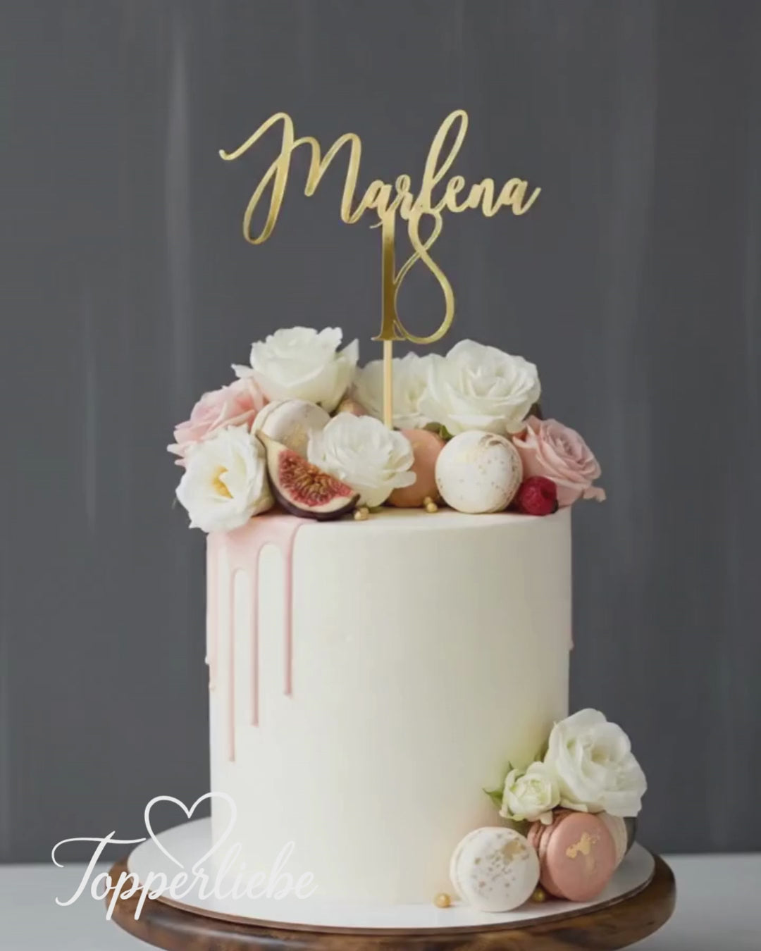 Personalisierter Cake Topper mit Name und Zahl in eleganter Schrift auf Geburtstagstorte mit Blumen

2️⃣