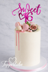 Torten-Topper mit Schriftzug „Sweet“, Herz und personalisierbarer Zahl aus Acryl, auf heller Geburtstagstorte mit Makronen, Feige und Drip.