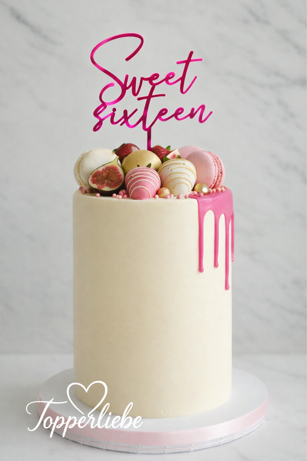 Torten Topper Sweet Sixteen aus Spiegelacryl Pink auf rosa Drip Cake mit Beeren – Topperliebe
