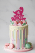 Dinosaurier Happy Birthday Tortentopper mit Zahl in Pink auf pastellfarbener Geburtstagstorte – Produkt von Topperliebe