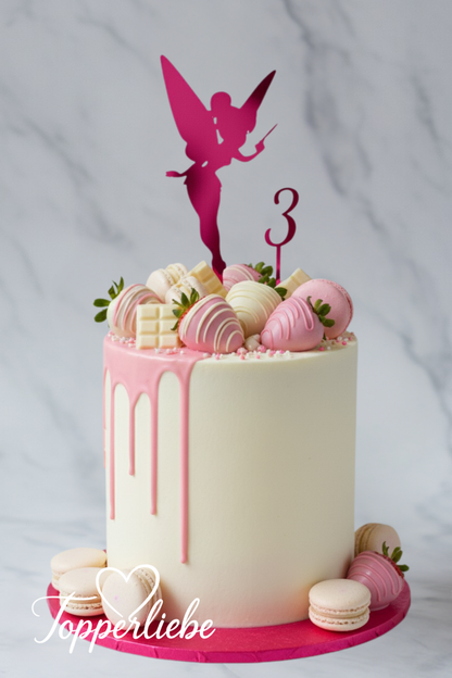 Tortentopper Fee Motiv 2 mit Zahl auf hellem Kuchen mit rosa Drip, Erdbeeren und Macarons