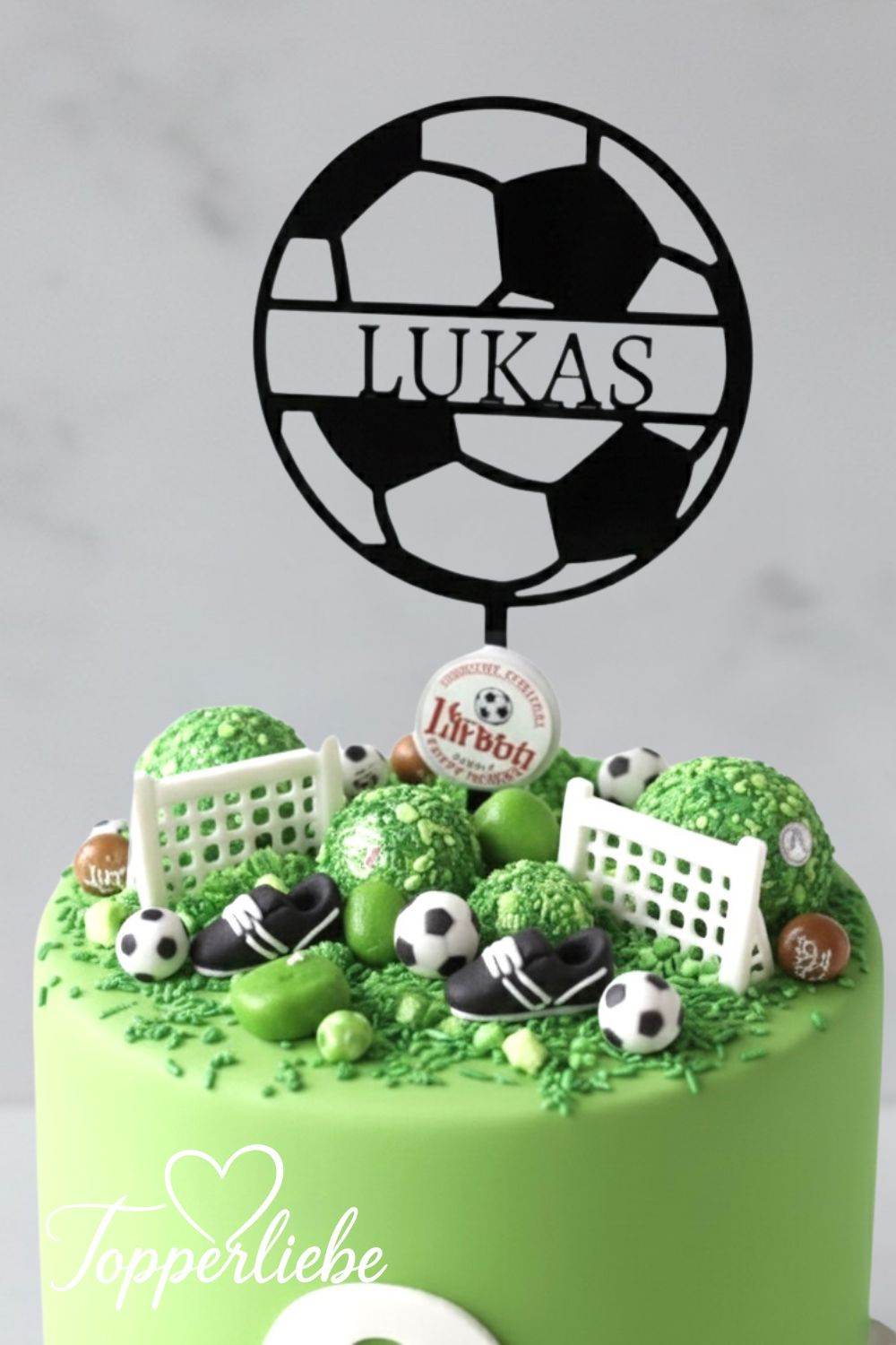Personalisierter Fußball Torten Topper mit Name auf Kindergeburtstagstorte