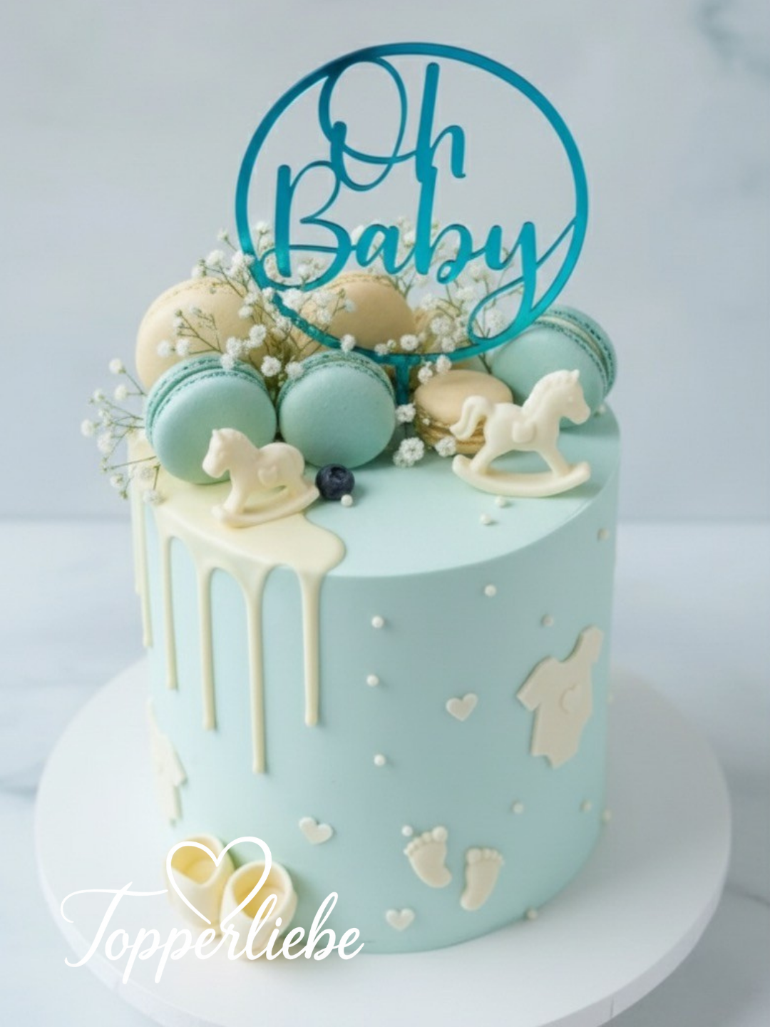 Oh Baby Cake Topper auf einer Baby Shower Torte in zarten Farben, moderne Tortendekoration für Babyparty und Geburt
