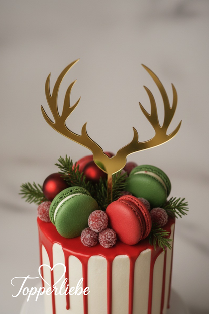 Detailansicht eines goldenen Rentier-Cake-Toppers auf einer festlichen Drip-Torte mit Makronen, im Topperliebe-Stil.