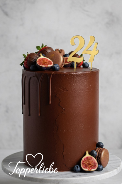Torten Topper Zahl 24 in Spiegelacryl Gold – Variante 2 mit klarer Schrift, auf einem schokoladenbraunen Tort mit Feigen und Schokolade – Topperliebe