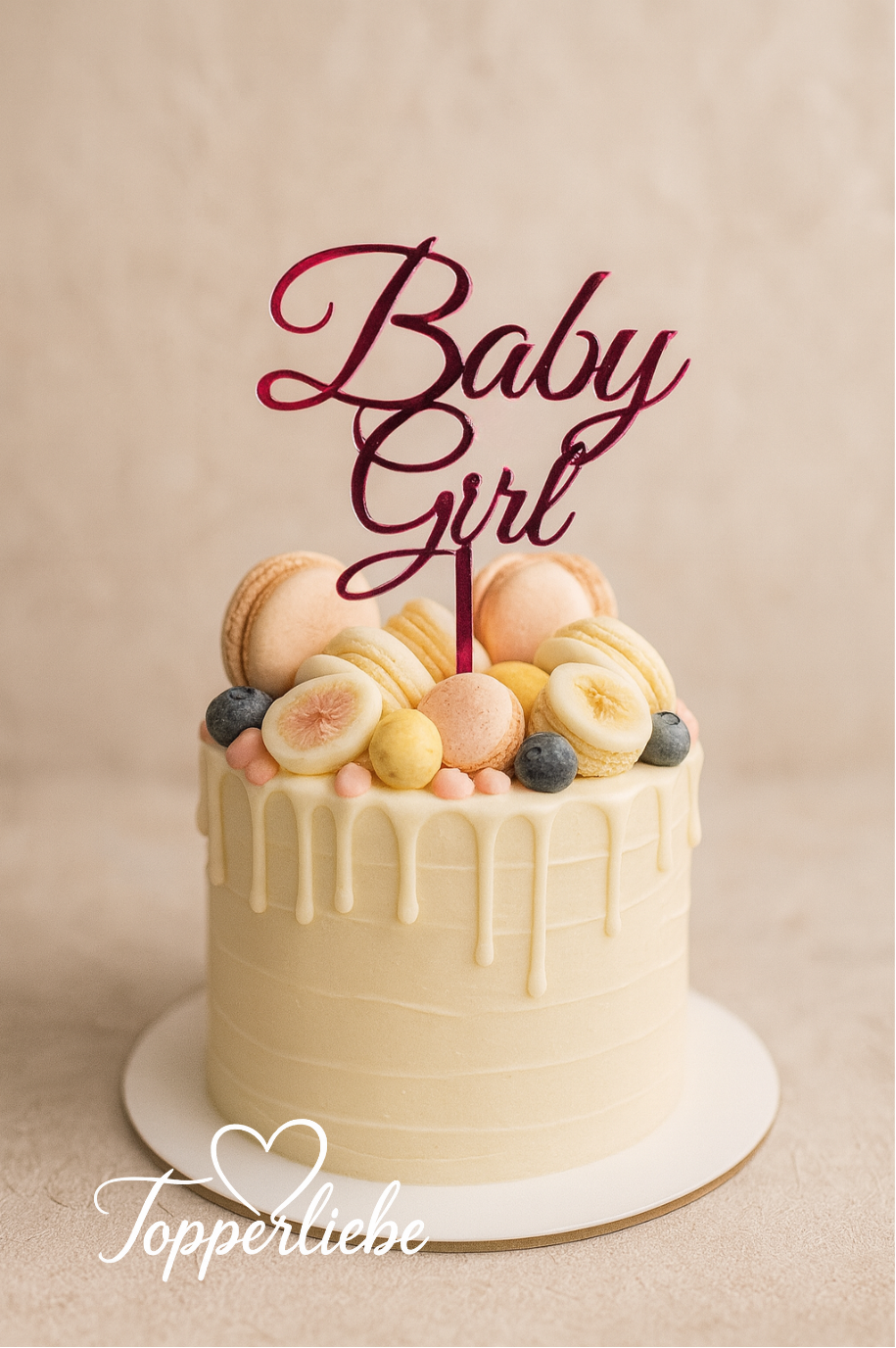Heller Babyshower-Kuchen mit Acryl-Torten-Topper „Baby Girl“, dekoriert mit Makronen, Früchten und hellem Drip – Produktfoto Topperliebe®.