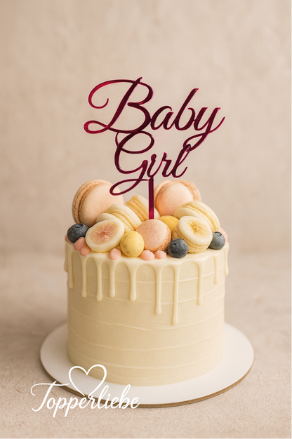 Heller Babyshower-Kuchen mit Acryl-Torten-Topper „Baby Girl“, dekoriert mit Makronen, Früchten und hellem Drip – Produktfoto Topperliebe®.