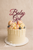 Heller Babyshower-Kuchen mit Acryl-Torten-Topper „Baby Girl“, dekoriert mit Makronen, Früchten und hellem Drip – Produktfoto Topperliebe®.