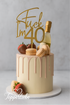 Heller Geburtstagskuchen mit goldenem Acryl-Torten-Topper „F*ck I’m 40“, dekoriert mit Makronen, Erdbeeren, Beeren, Feigen und kleinen Party-Accessoires – Produktfoto Topperliebe®.