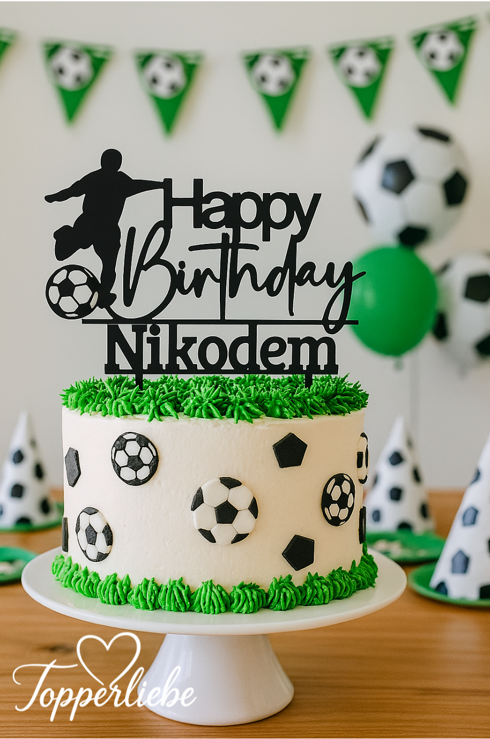 Schwarzer Torten-Topper mit Fußballspieler und Schriftzug „Happy Birthday“ sowie personalisiertem Namen Nikodem auf Geburtstagstorte mit Fußballdeko.