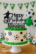 Schwarzer Torten-Topper mit Fußballspieler und Schriftzug „Happy Birthday“ sowie personalisiertem Namen Nikodem auf Geburtstagstorte mit Fußballdeko.