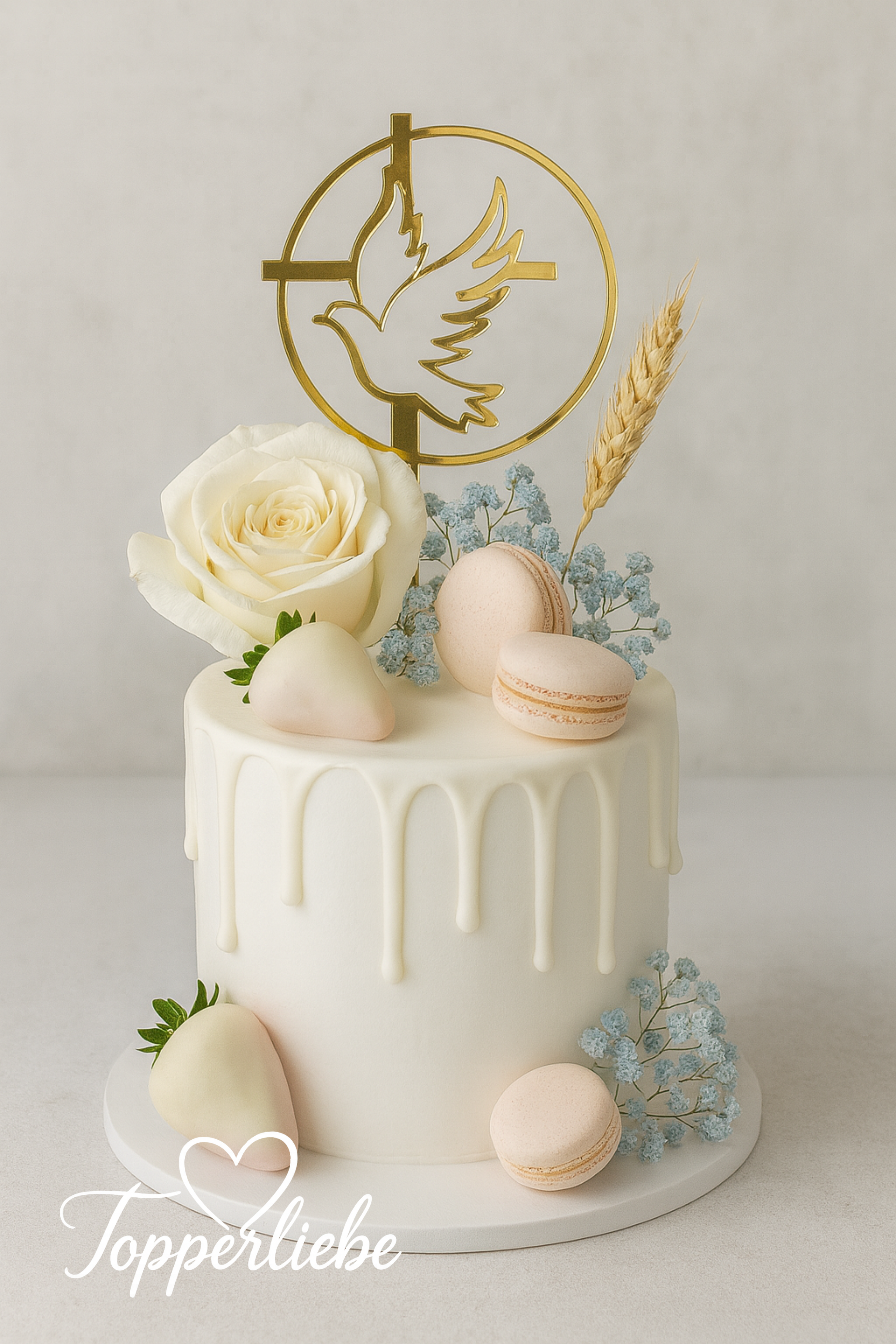 Elegante Kommunionstorte mit goldenem Torten-Topper – Motiv Taube im Kreis mit Kreuz, dekoriert mit weißen Rosen, Macarons und Schleierblumen.