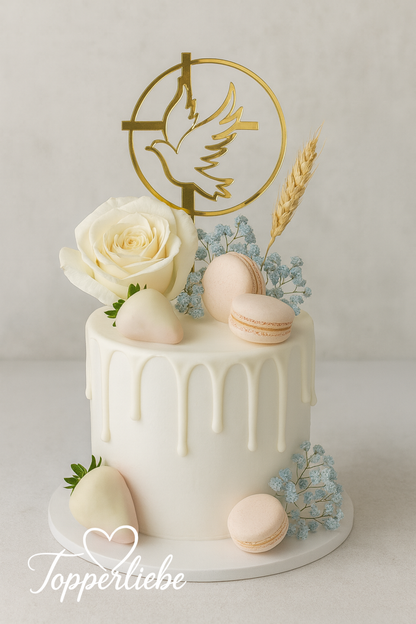 Elegante Kommunionstorte mit goldenem Torten-Topper – Motiv Taube im Kreis mit Kreuz, dekoriert mit weißen Rosen, Macarons und Schleierblumen.