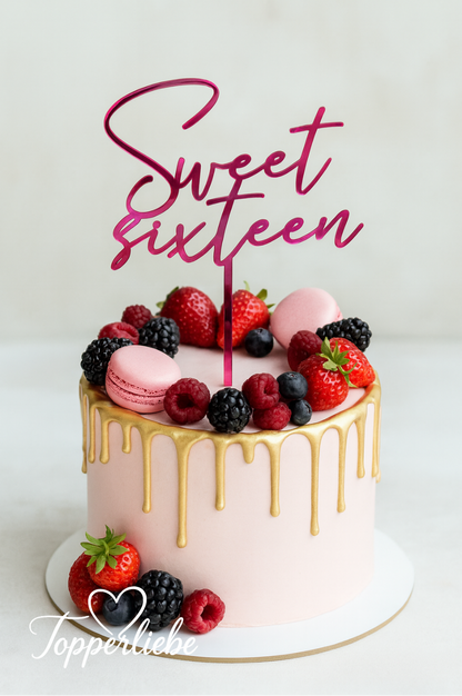Torten Topper Sweet Sixteen aus Spiegelacryl Pink auf rosa Drip Cake mit Beeren – Topperliebe