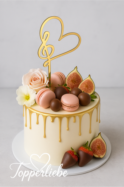 Torten-Topper in Herzform mit Notenschlüssel aus Spiegelacryl Gold auf weißem Tortenhintergrund