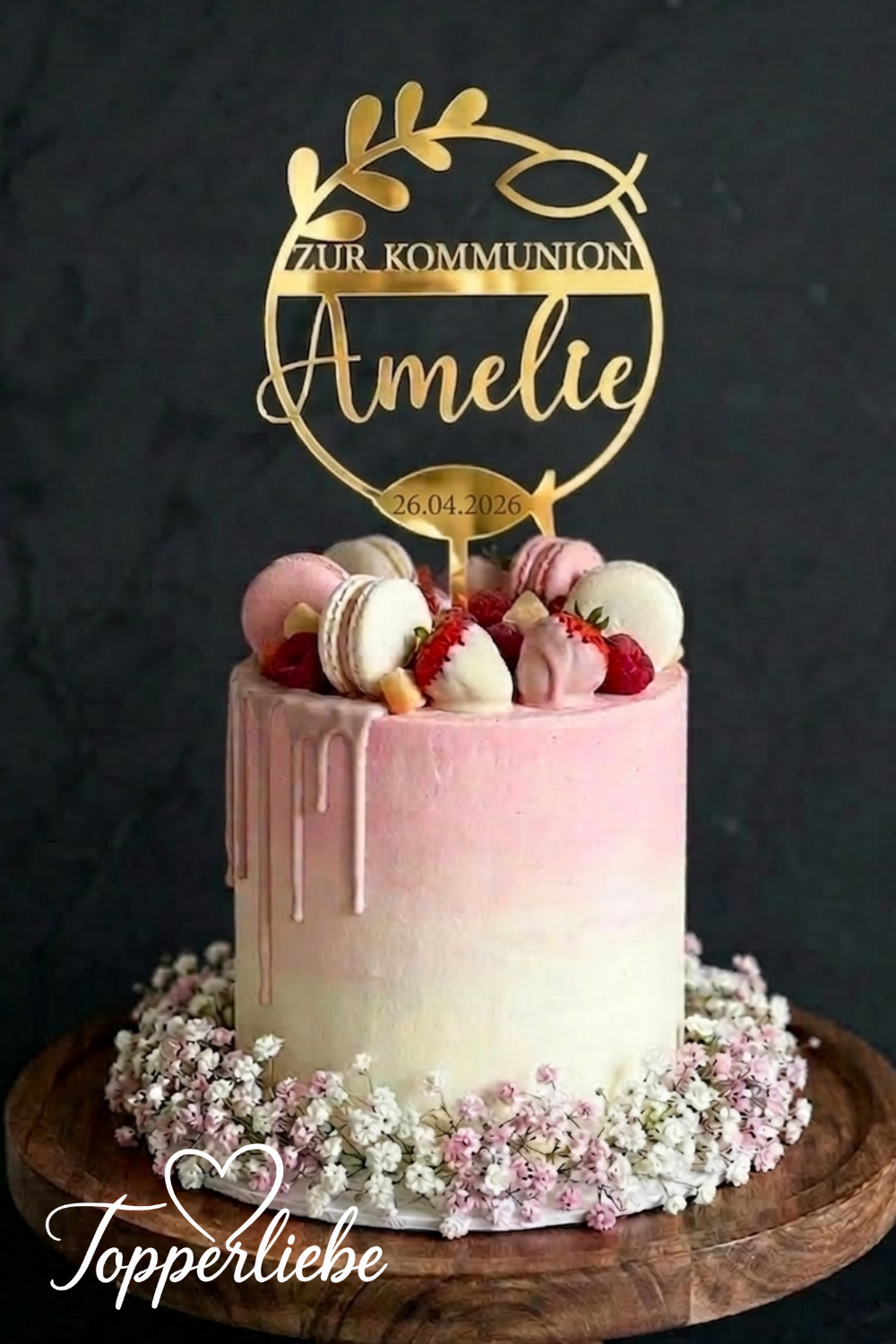 Personalisierter Tortentopper Kommunion mit Name und Datum aus Spiegelacryl Gold mit christlichem Fischsymbol auf moderner Kommuniontorte