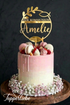 Personalisierter Tortentopper Kommunion mit Name und Datum aus Spiegelacryl Gold mit christlichem Fischsymbol auf moderner Kommuniontorte
